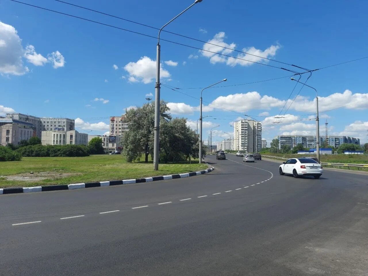 Новости новокузнецка сегодня. Город дорог новокузнецк. Сосновый бульвар кемерово дорога. Новокузнецк вечером. Дороги новокузнецка.