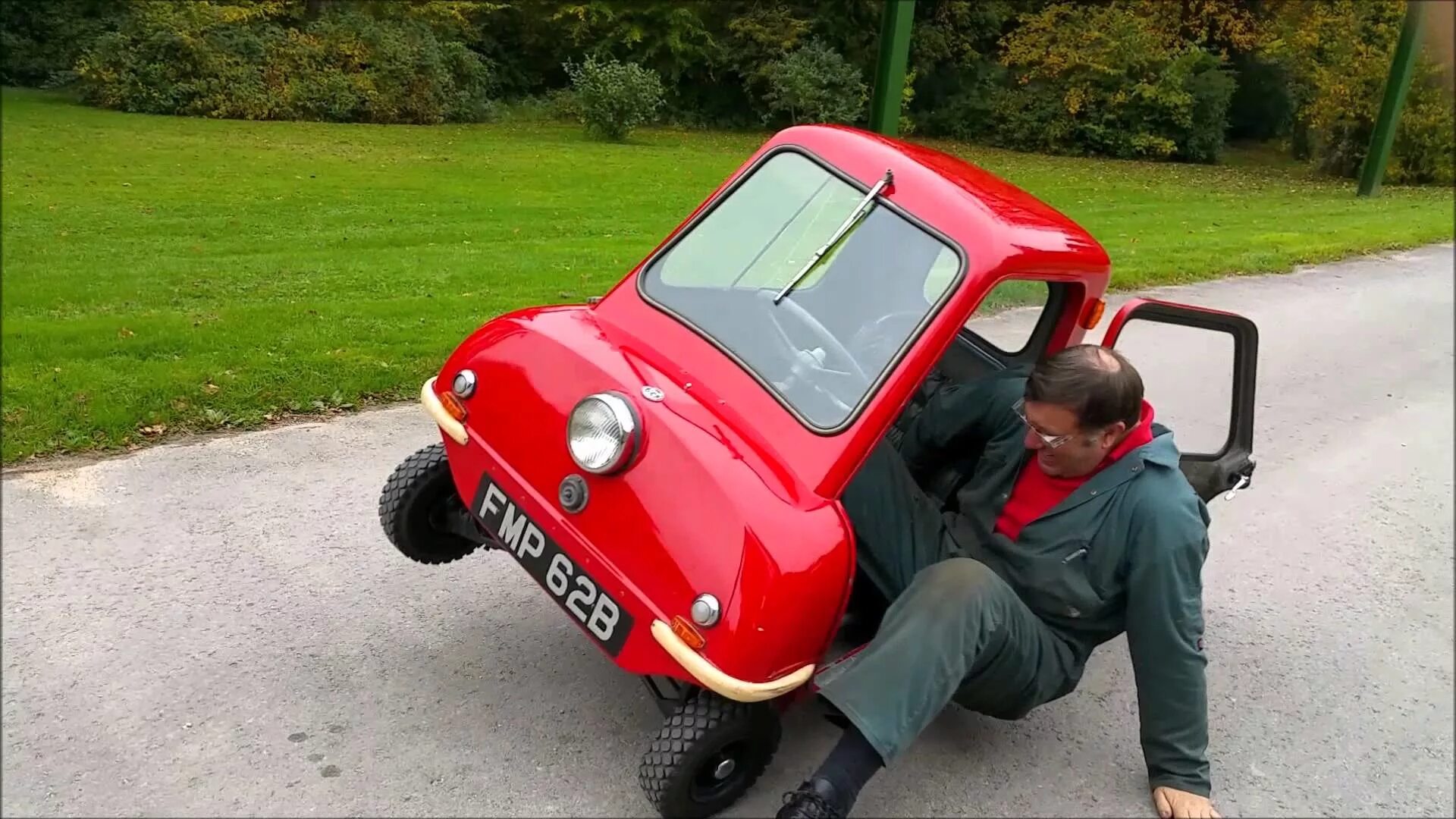 Самые прикольные машины. Самый уродливый автомобиль. Изуродованная машина. Peel p50 trident. Самый уродливый автомобиль.