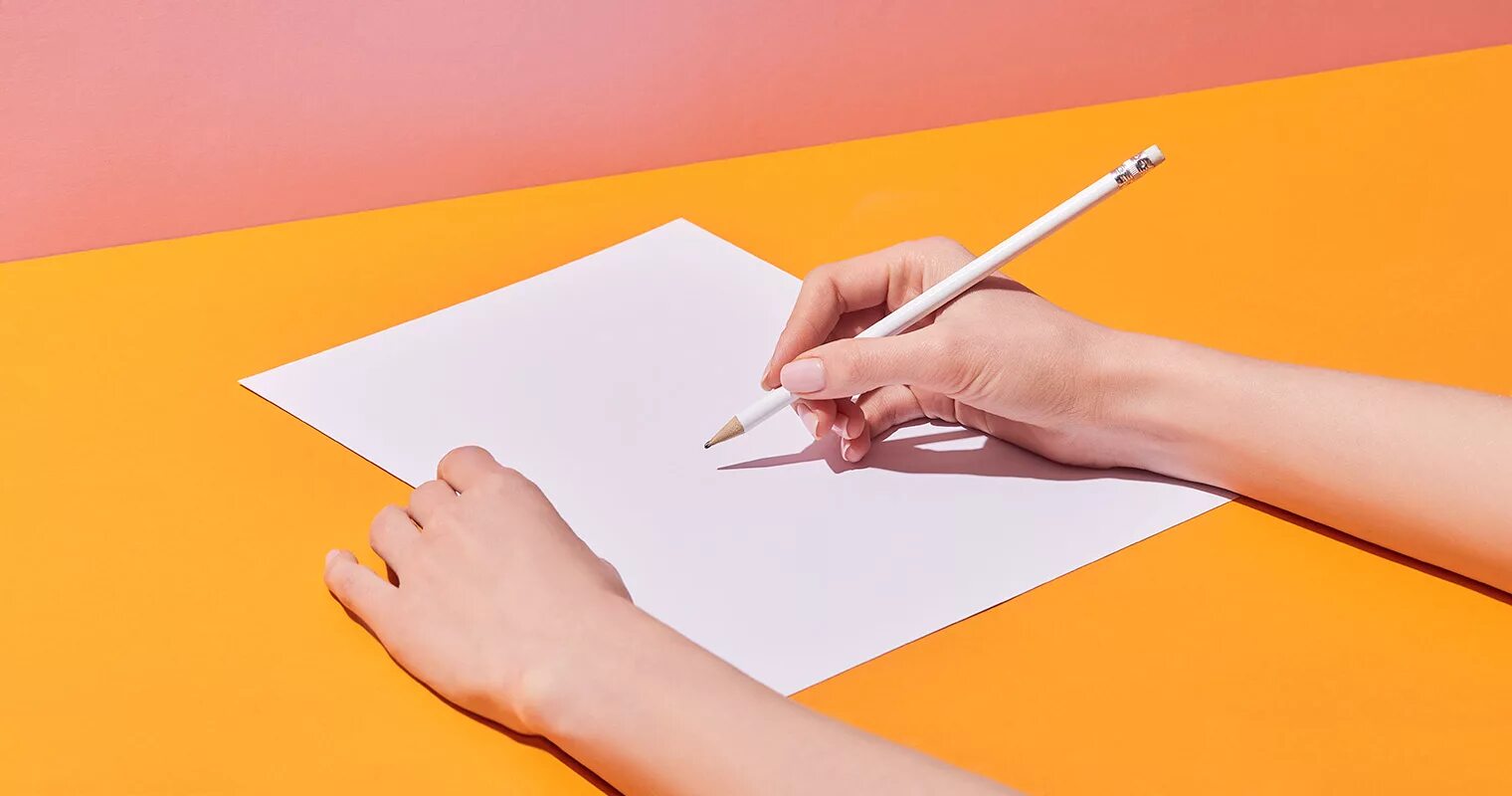 Девушка записывает в блокнот. Будем писать в стол. Нв столе. Что записать в блокнот. Женщина с ручкой в руке.