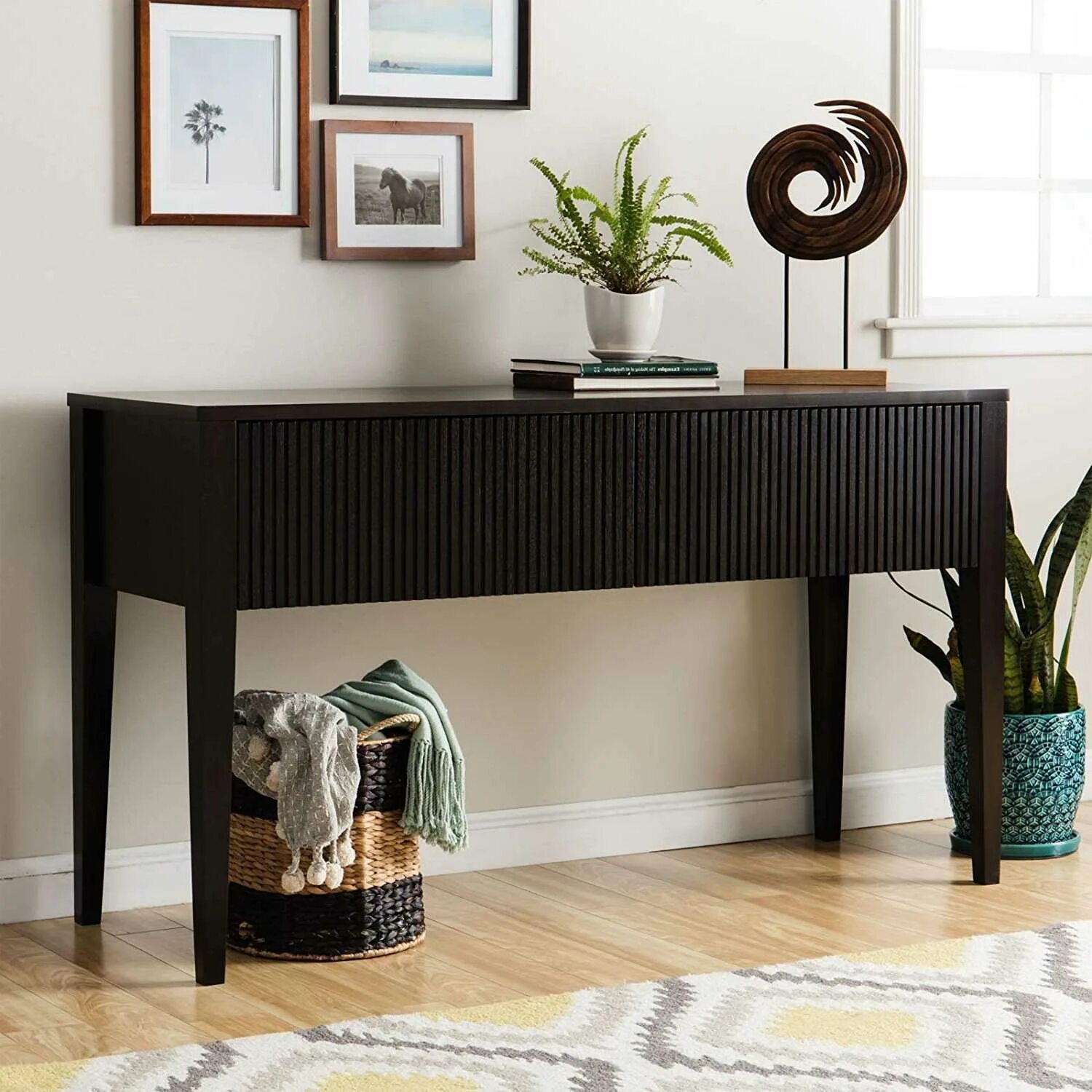 Столик в прихожую узкий. Тейлор howes интерьеры. Консольный столик cappuccino console table. Фото консоли в гостиной. Консоль neoclassic console table.