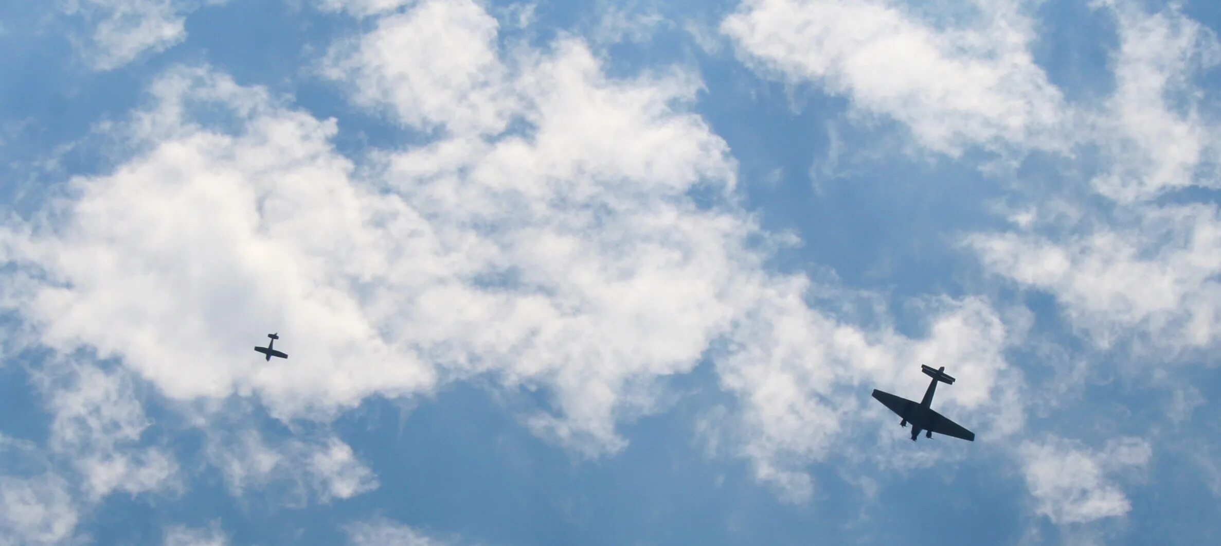 Синее небо без войны. Самолет в небе. Самолет в облаках. Самолет на фоне неба. Фон самолет.