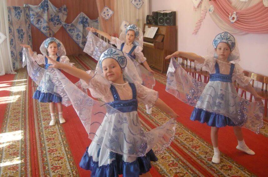 Русско народный в садике. Костюмы для танцев в детском саду. Танцевальные костюмы для детей в детском саду. Платья для танца в детском саду. Русский хороводный костюм.
