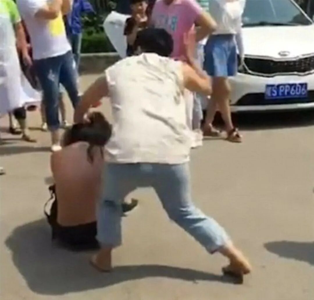 Унижение на улице. Унижение на улице. Унижение на улице. Девочка села на лицо парню. Женщины в общественных местах.