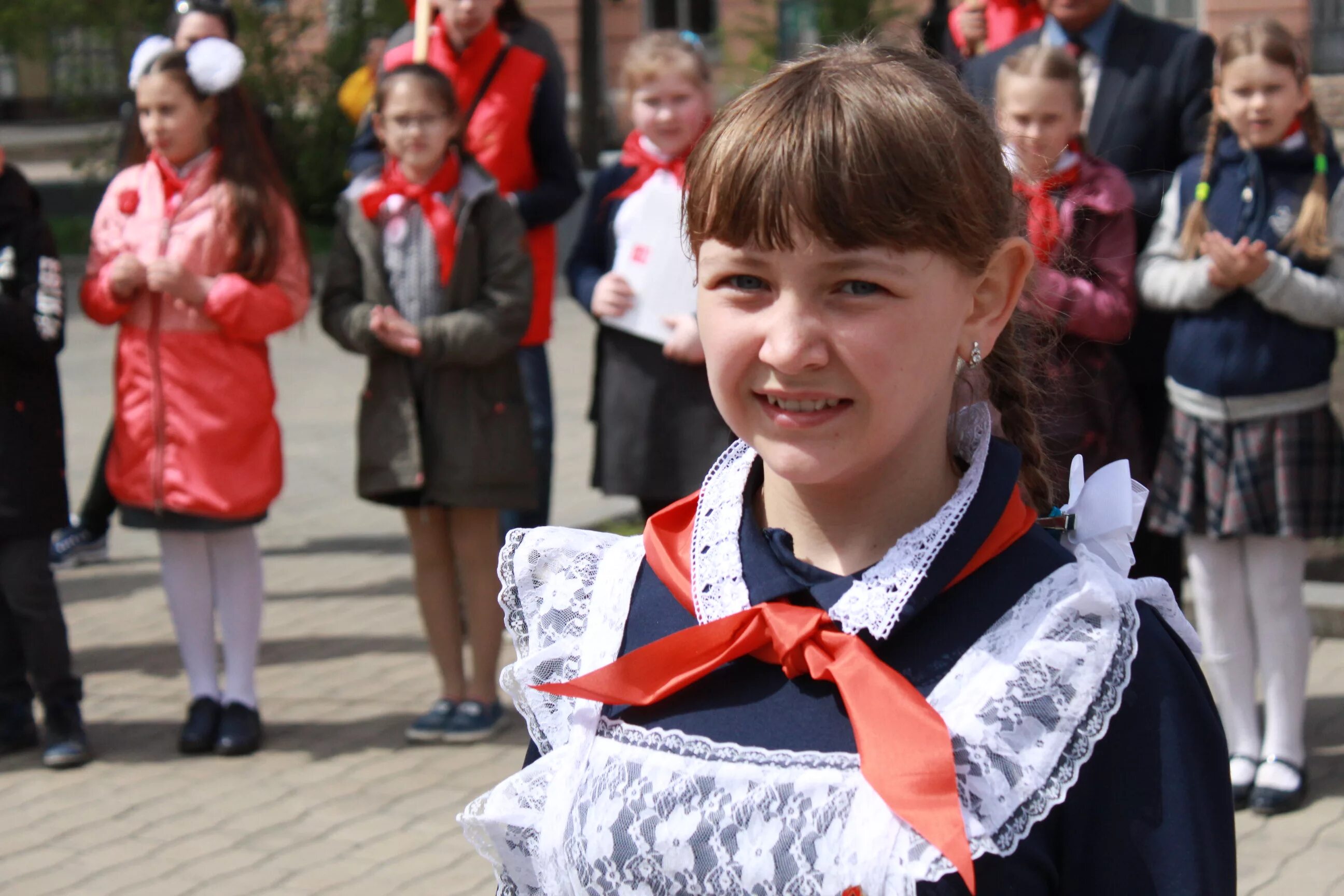 учитель и дети. девочка у доски. дети в школе. девочка рассказывает про школу. класс с учениками.