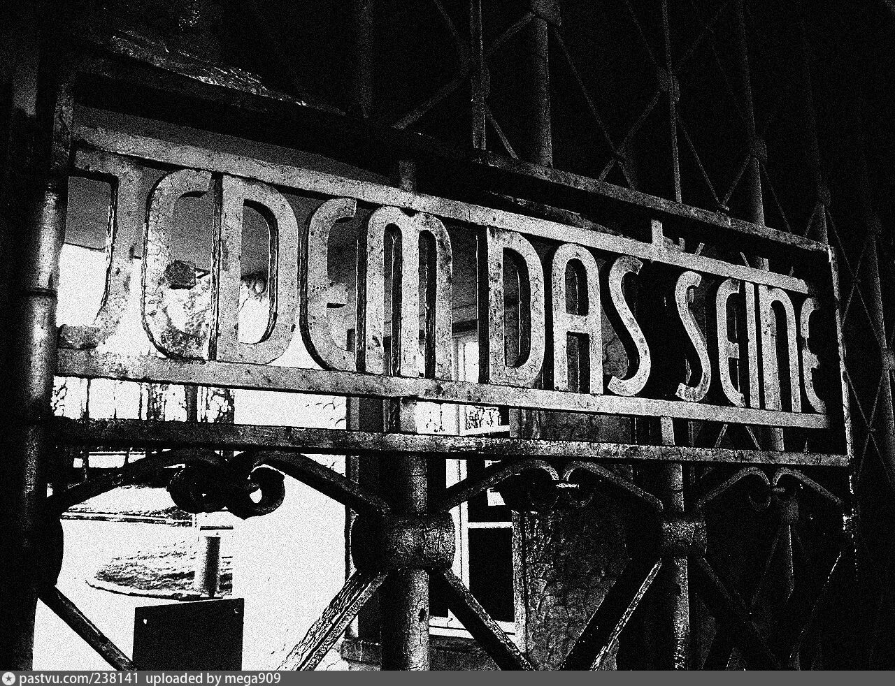 Ворота лагеря бухенвальд каждому свое. Jedem das. Едем дас зайне на воротах бухенвальда. Jedem das seine бухенвальд. Jedem das seine на воротах.