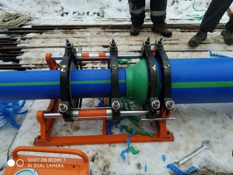 Сварка пнд труб встык технология. Сварка пнд труб встык технология. Пнд труба 160 сварка стыков. Сварка полиэтиленовой трубы 110 диаметр. Аппарат для сварки пнд труб kwh 250.