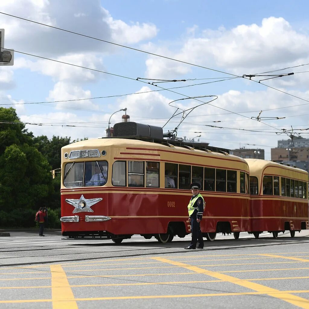 Ретро парад москва. Московский трамвай. День Московского транспорта. День Московского транспорта в 2023 году. Ретро транспорт.