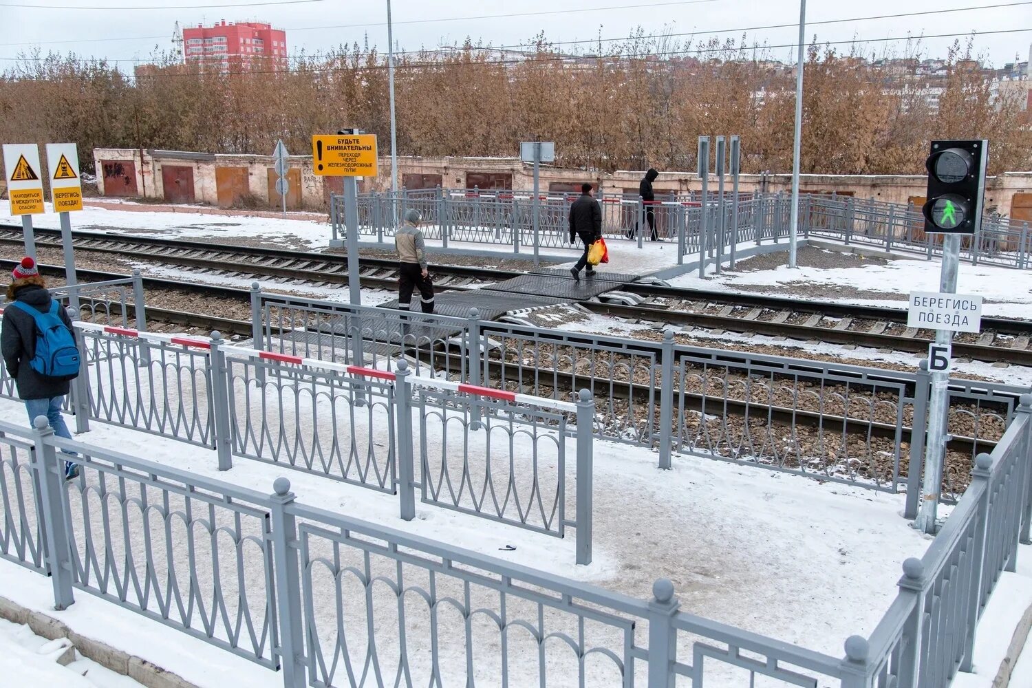 Ограждение железнодорожных путей. ЖД переход. Железнодорожный пешеходный переход. Пешеходный переход через ЖД пути. Ограждение платформ