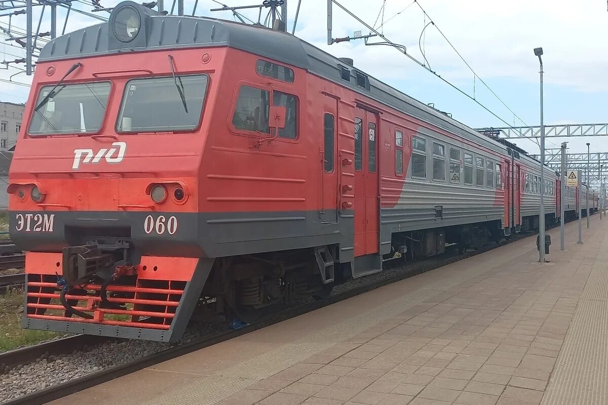 Ласточка москва ржевский мемориал. Электричка фото. Ласточка. Скоростной поезд ласточка. Пермь тверь поезд.