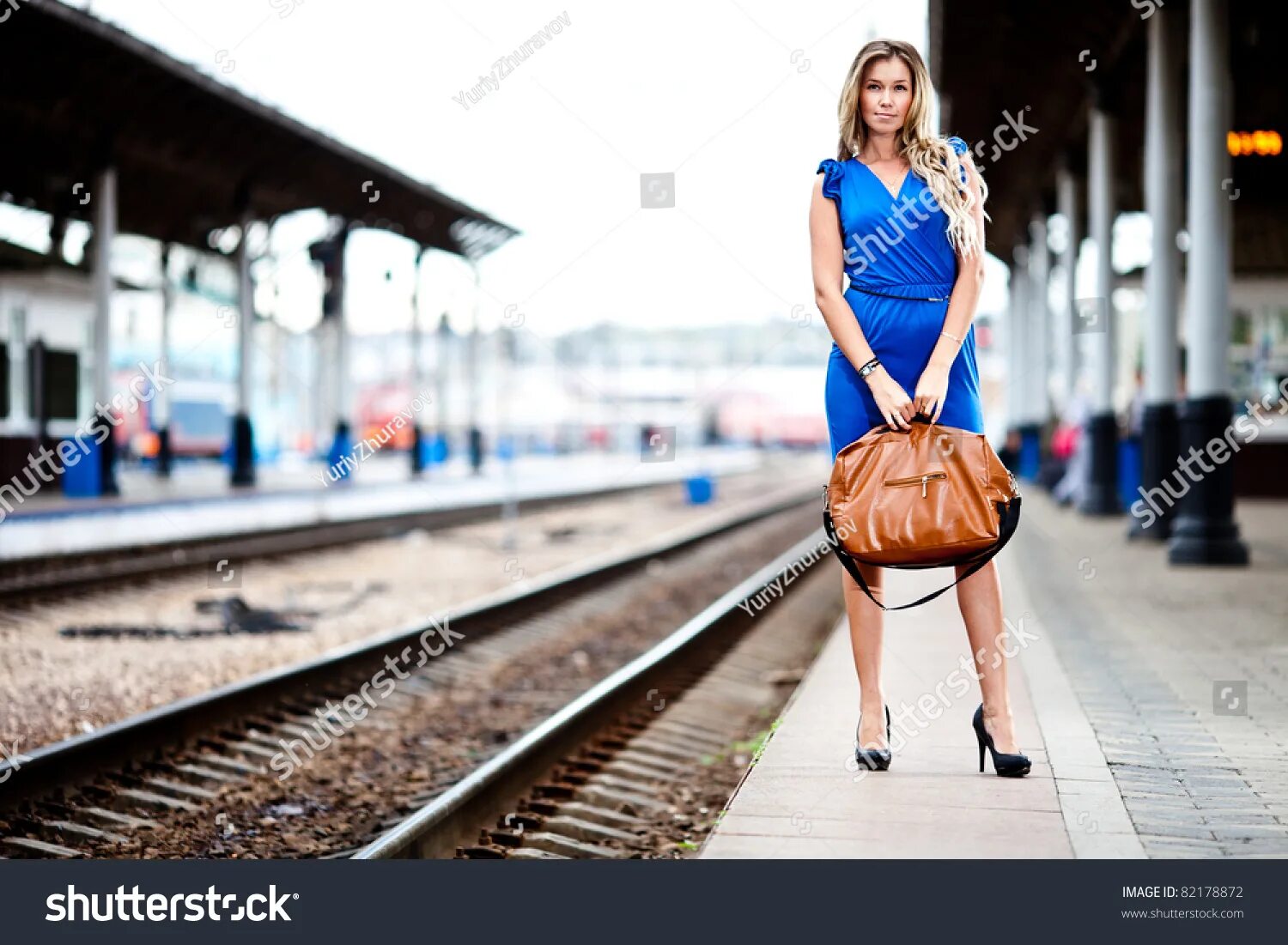 Ladies waiting. Ladies waiting. Ladies waiting. Noemi smith. Женщина в аэропорту зале ожидания.