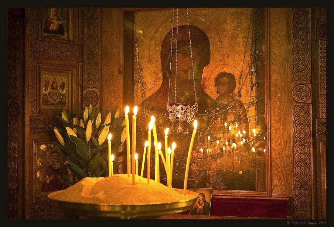 Помолюсь перед иконой. Обретение мощей преподобного иова почаевского, игумена (1659). свечи в храме. свечи в православном храме. свеча перед иконой.
