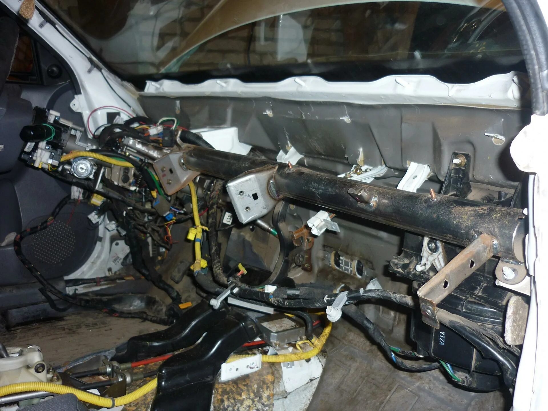 Снятие ручки задней двери хундай матрикс. Hyundai sonata 2003 центральная консоль. Патрон прикуривателя акцент. Бардачок водителя хундай акцент. Хендай акцент видео как снять.