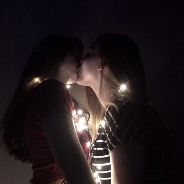 Две девушки любовь. Подруги. Поцелуй девушек. Поцелуй двух девушек без лица. Лезбиянки без