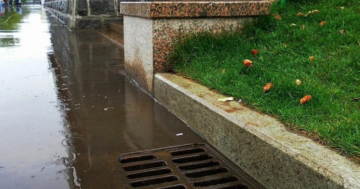 Ливневка вода. Ливневка вода. Ливневка вода. Ливневая канализация в городе. Ливневки.