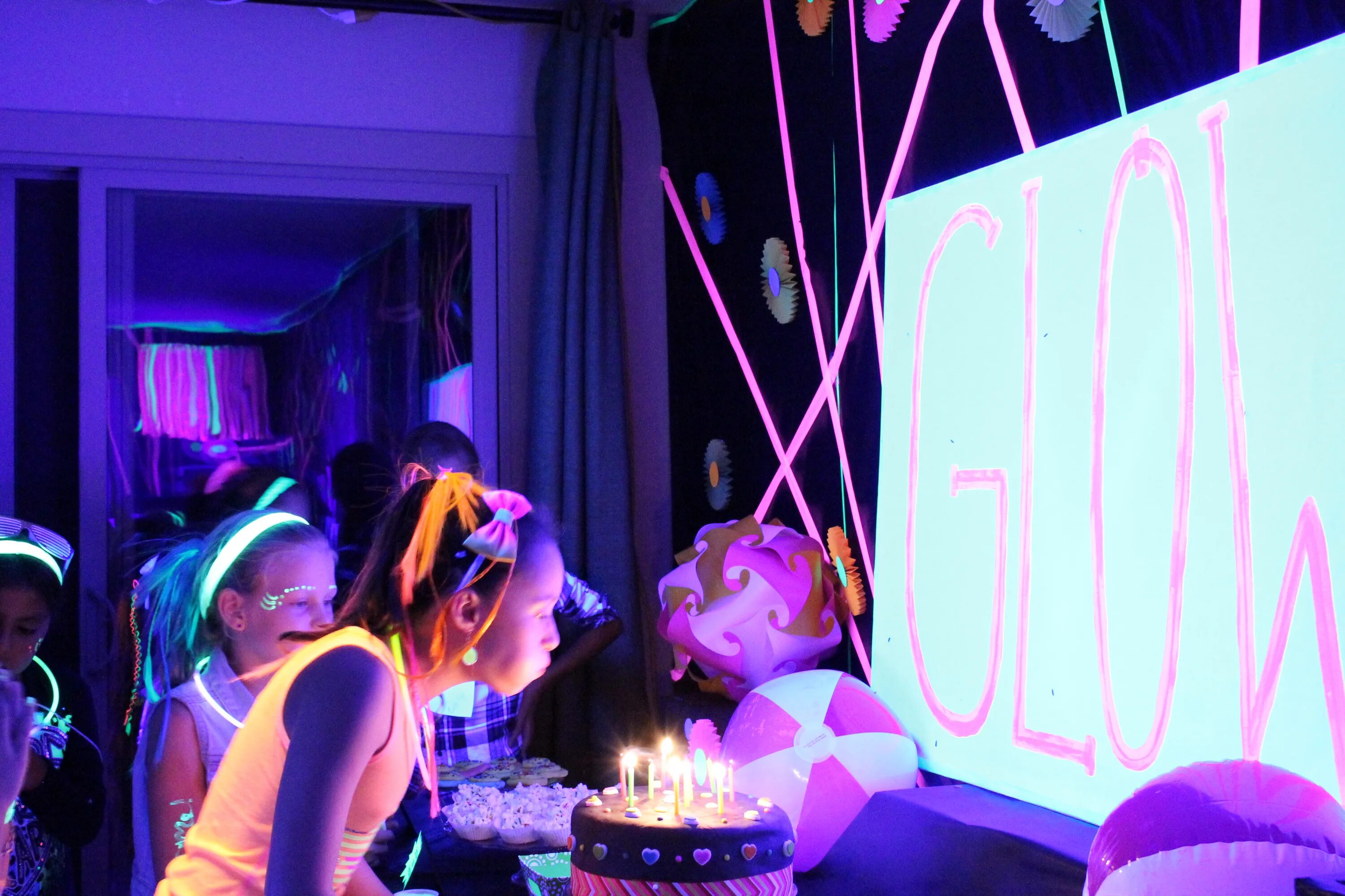 Дискотека картинки. Клубная вечеринка. Дискотека. Вечеринка в стиле неон. Неоновая вечеринка.