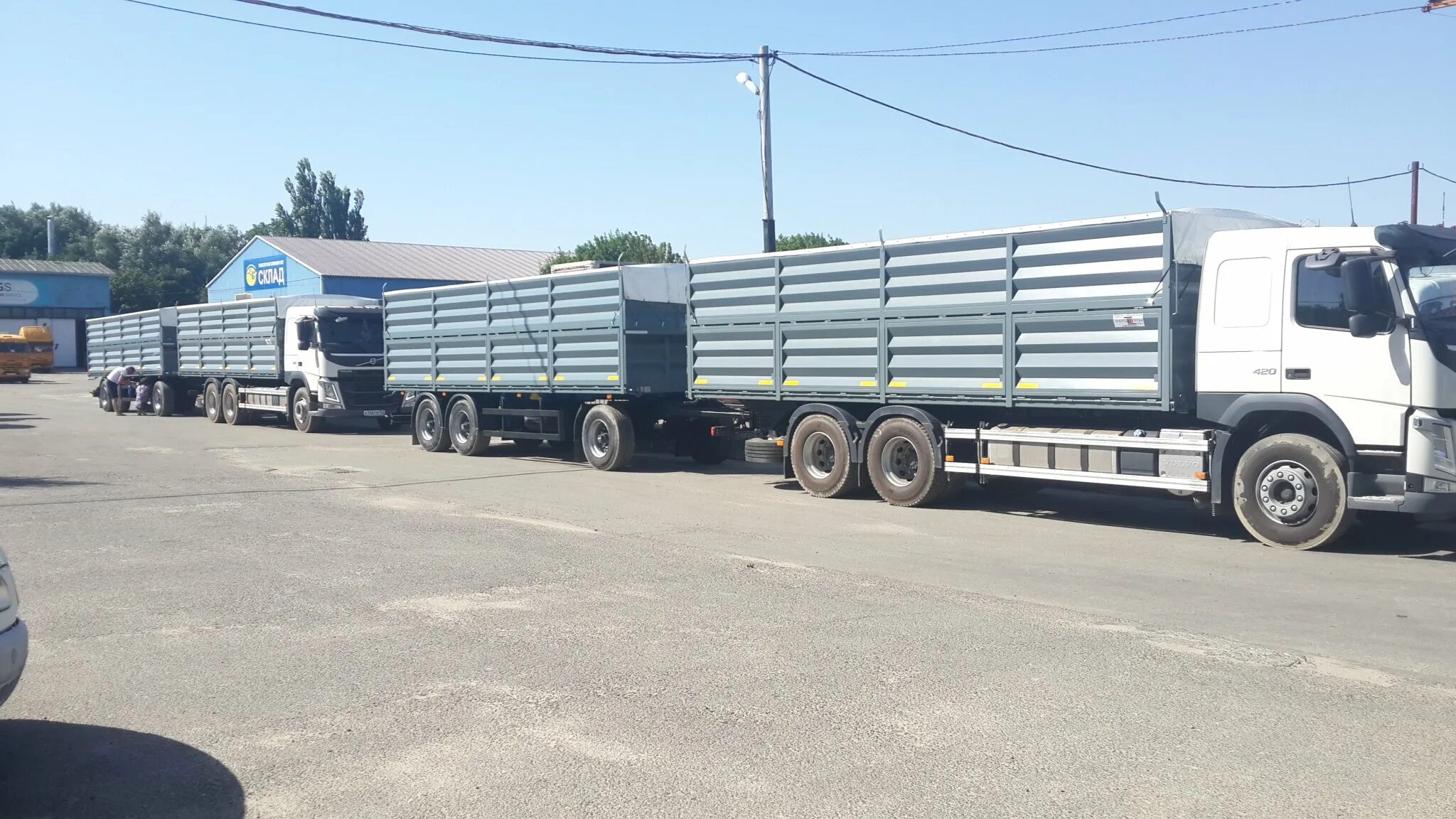Полуприцеп нефаз 93341 зерновоз. Тягач зерновоз бу. Volvo fm 460 зерновоз. Камаз volvo зерновоз. Скания 124l зерновоз длинномер.