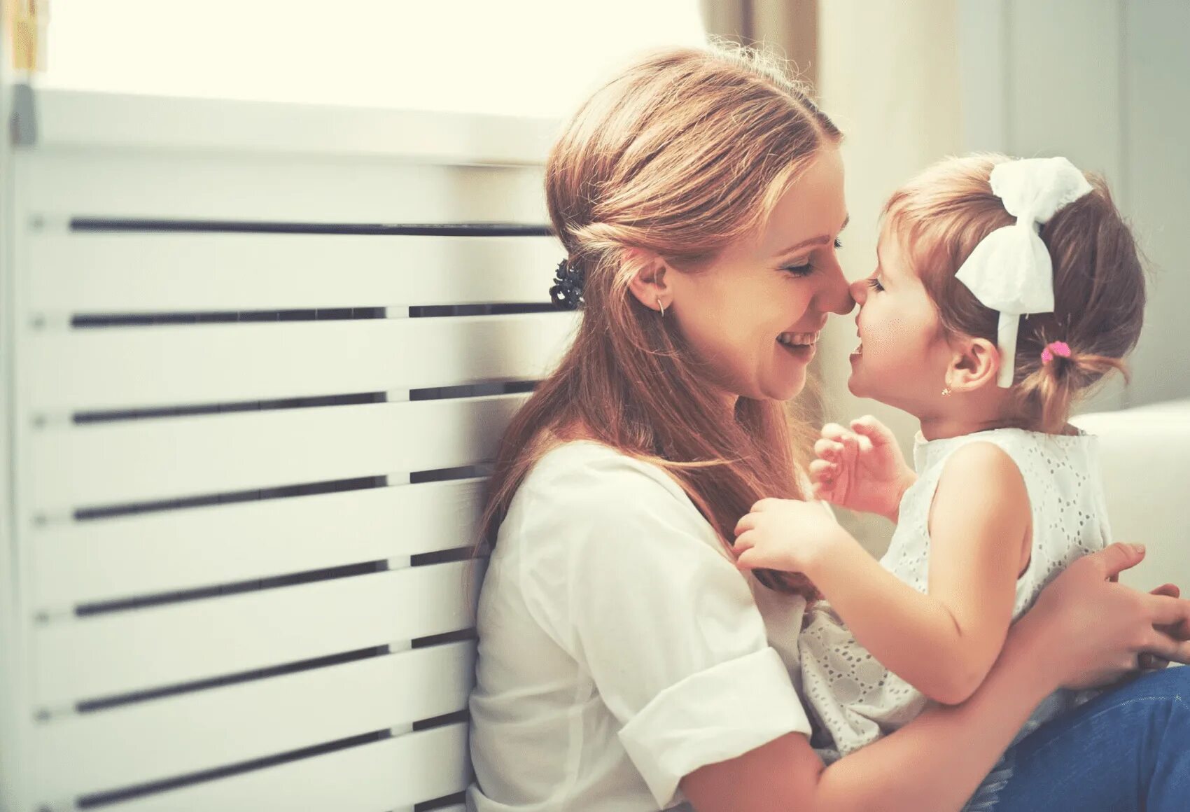 Mom and child. Мать с ребенком. Любовь матери. Мама и дети трогательные. Мама и дочка.