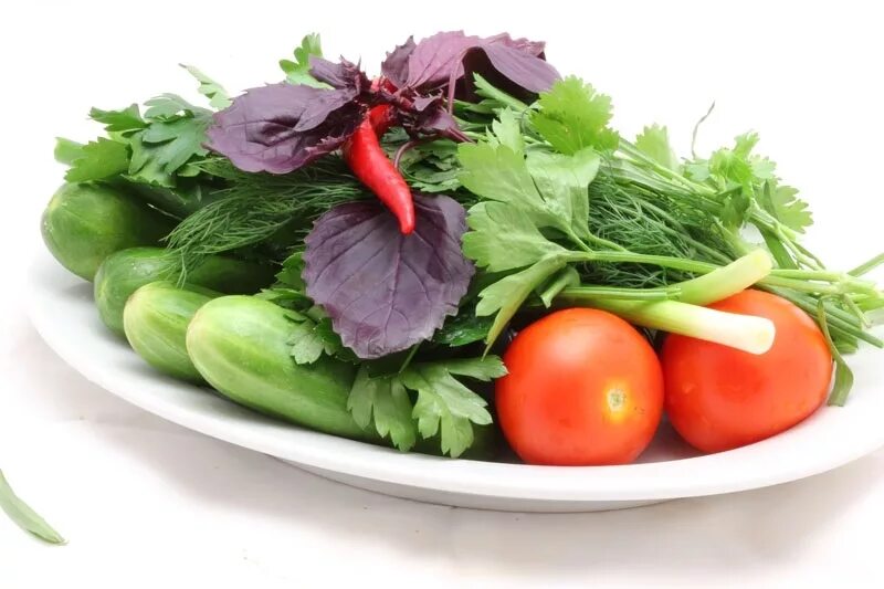 Тарелка с овощами. Свежие овощи и зелень. Свежие овощи на тарелке. Тарелка с зеленью.
