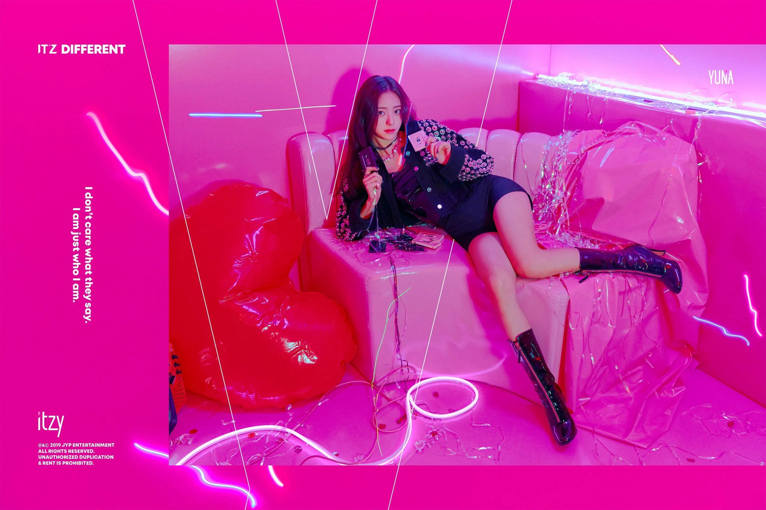 Itzy album. Группа itzy юна. юна itzy dalla dalla. shin yuna itzy фотосессия. itzy dalla dalla обложка.