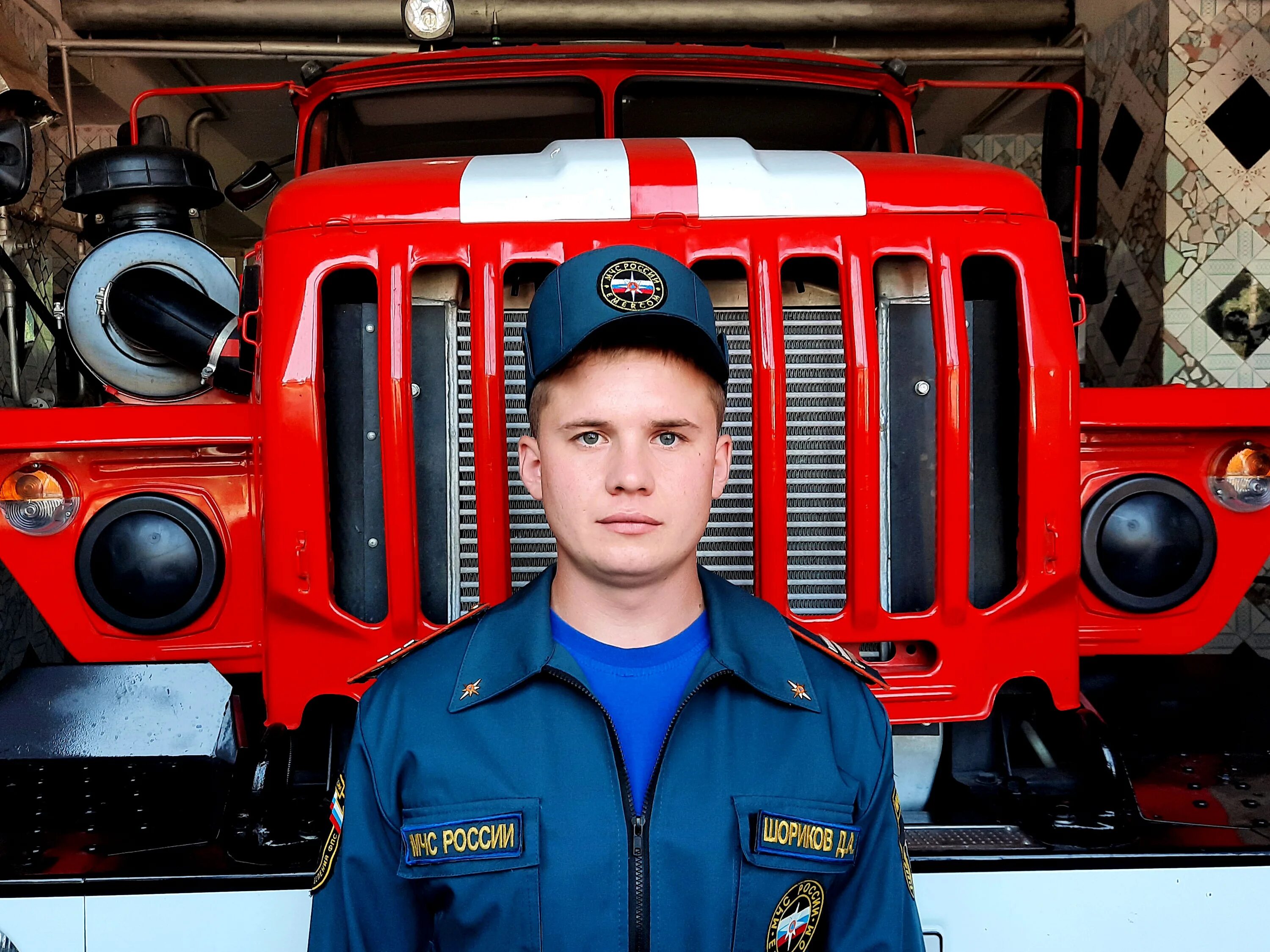 Профессия пожарный. Профессия пожарник. Профессия пожарный МЧС. Пожарный на фоне машины.