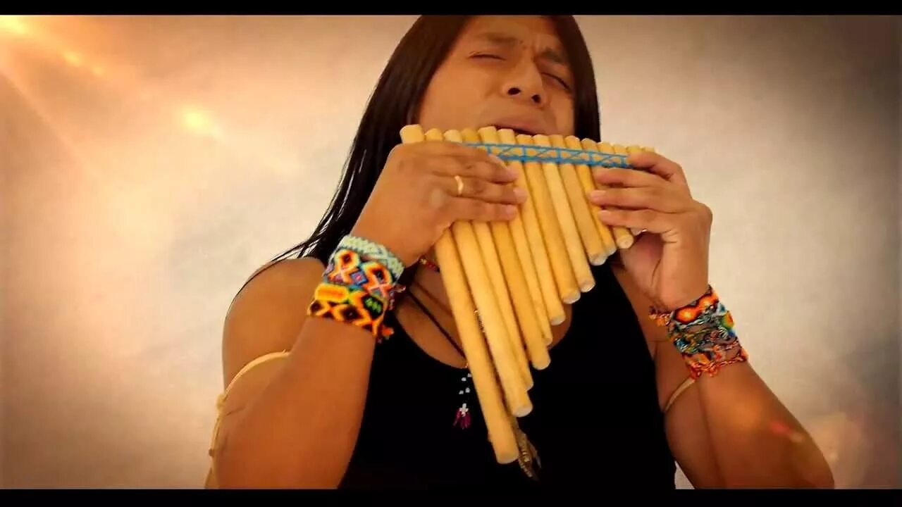 Играющий индеец музыка. Музыкант Лео Рохас. Пан флейта Лео Рохас. Перуанская флейта Лео Рохаса. Музыкант индеец Лео Рохас.
