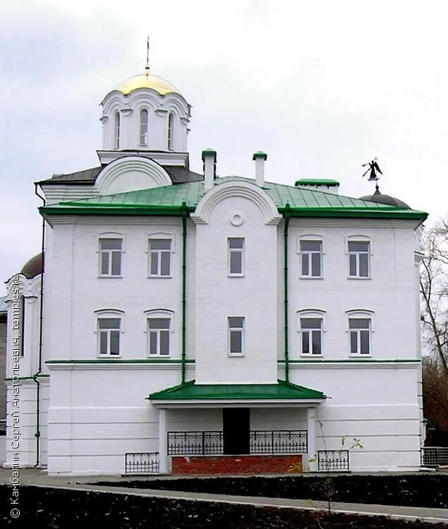 Трехсвятительский храм Томск. Богородице́-Алексе́евский монасты́рь Томск. Алексеевский монастырь Томск. Келейный корпус Ивановского монастыря. Трех святая церковь