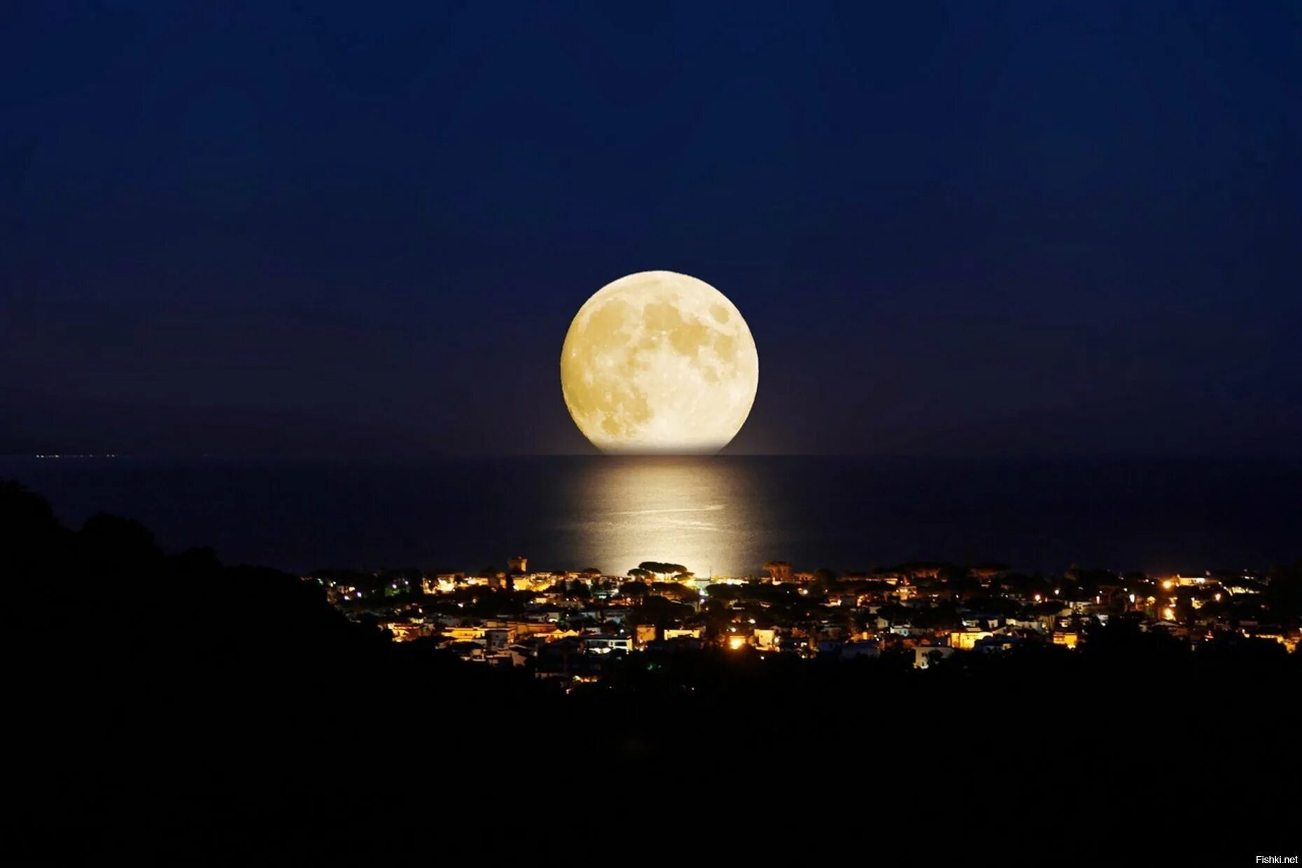Каким цветом луна на небе. Греция суперлуние. Огромная Луна. Полная Луна. Ночная Луна.