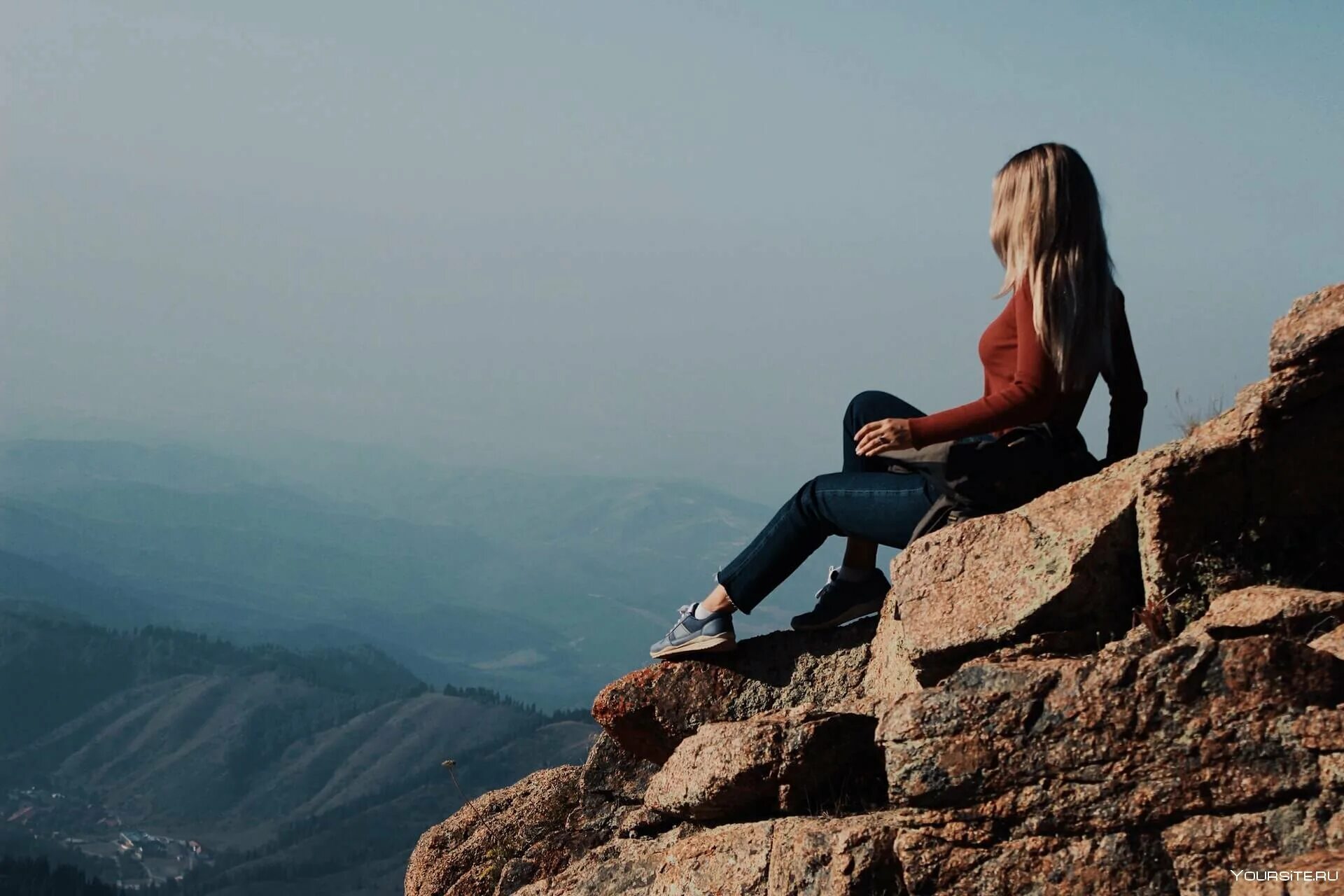 Девушки на горе играют. Девушка в горах. Девушка сидит на горе. Йога в горах. Армения дудук горы.