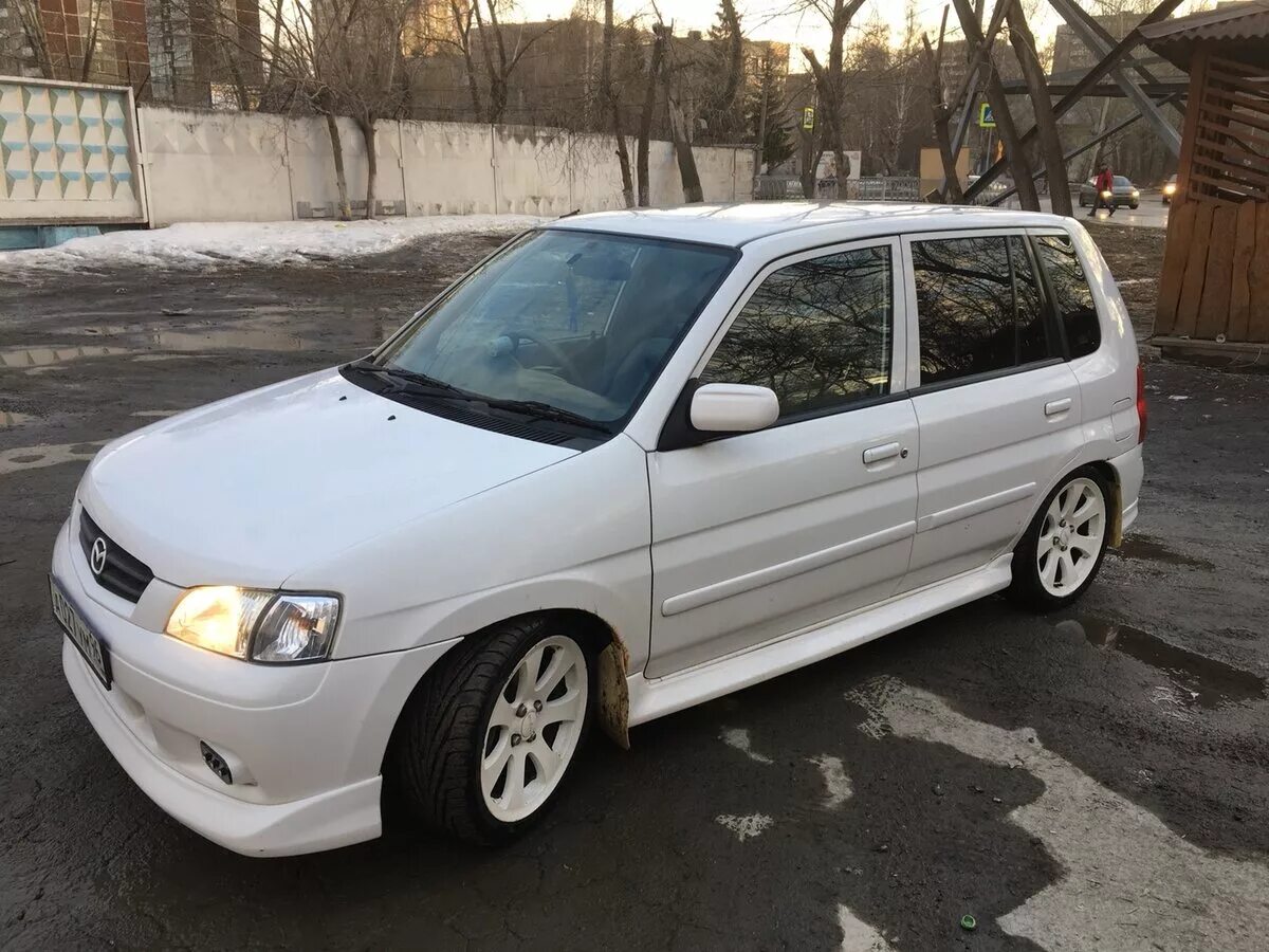 Купить мазду демио 1.3. Mazda Demio 2001 1.3. Mazda Demio DW 2001. Белая Mazda Demio dw3w. Demio 2001 dw3w.