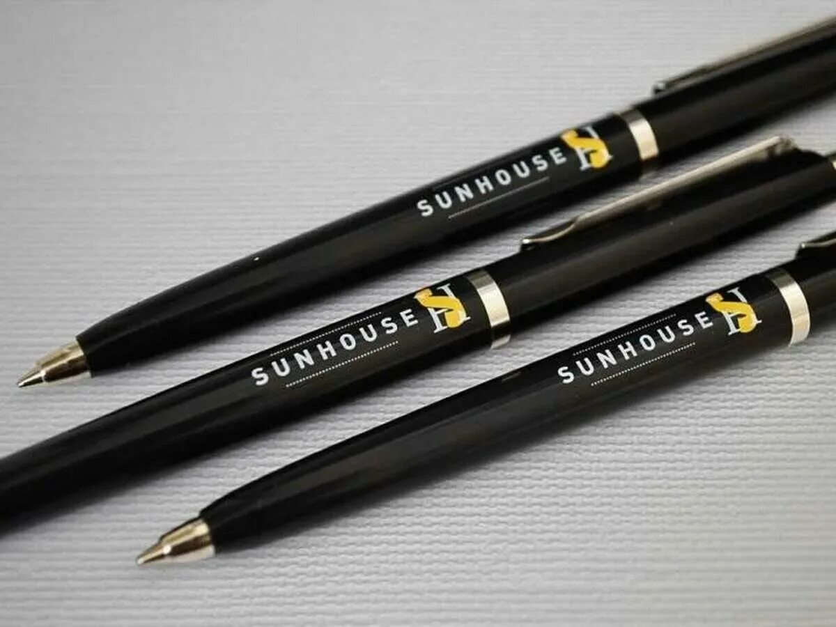 Новый черный ручки. Фирменные ручки. Сувенирная продукция ручки. Ручки для нанесения логотипа. Ручка для печати логотипа.