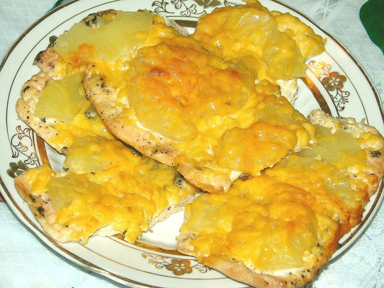 Куриные отбивные с картошкой в духовке. Мясо с ананасами в духовке с сыром. мясо по-французски из курицы. картошка с ананасами и курицей в духовке. курица с ананасами в духовке.