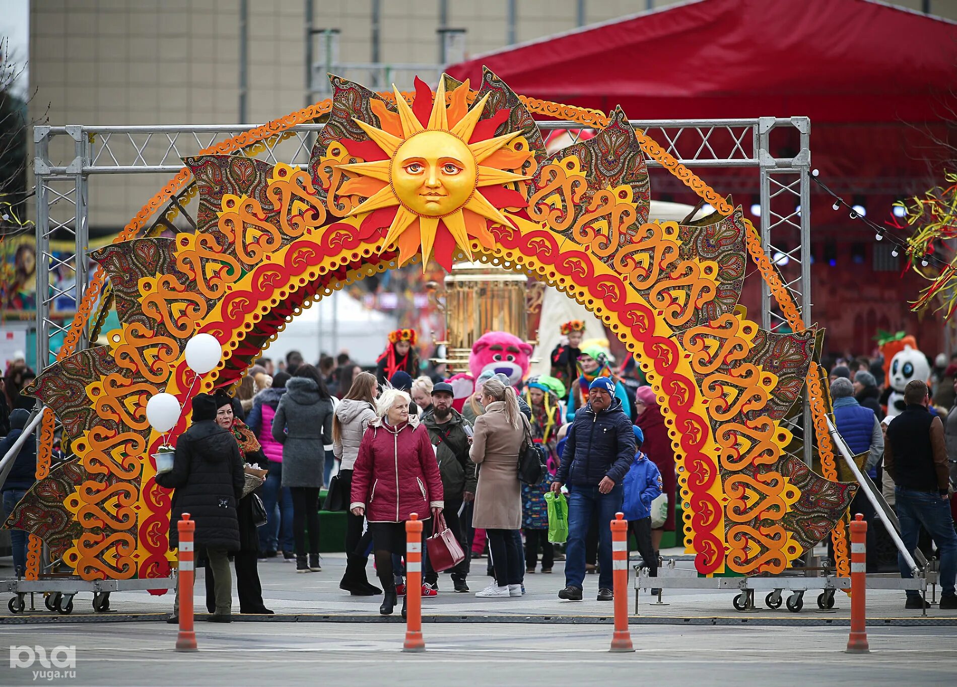 украшения на масленицу. ярмарочный. ярмарочные гуляния. ярмарка ларек. павильон для ярмарки.