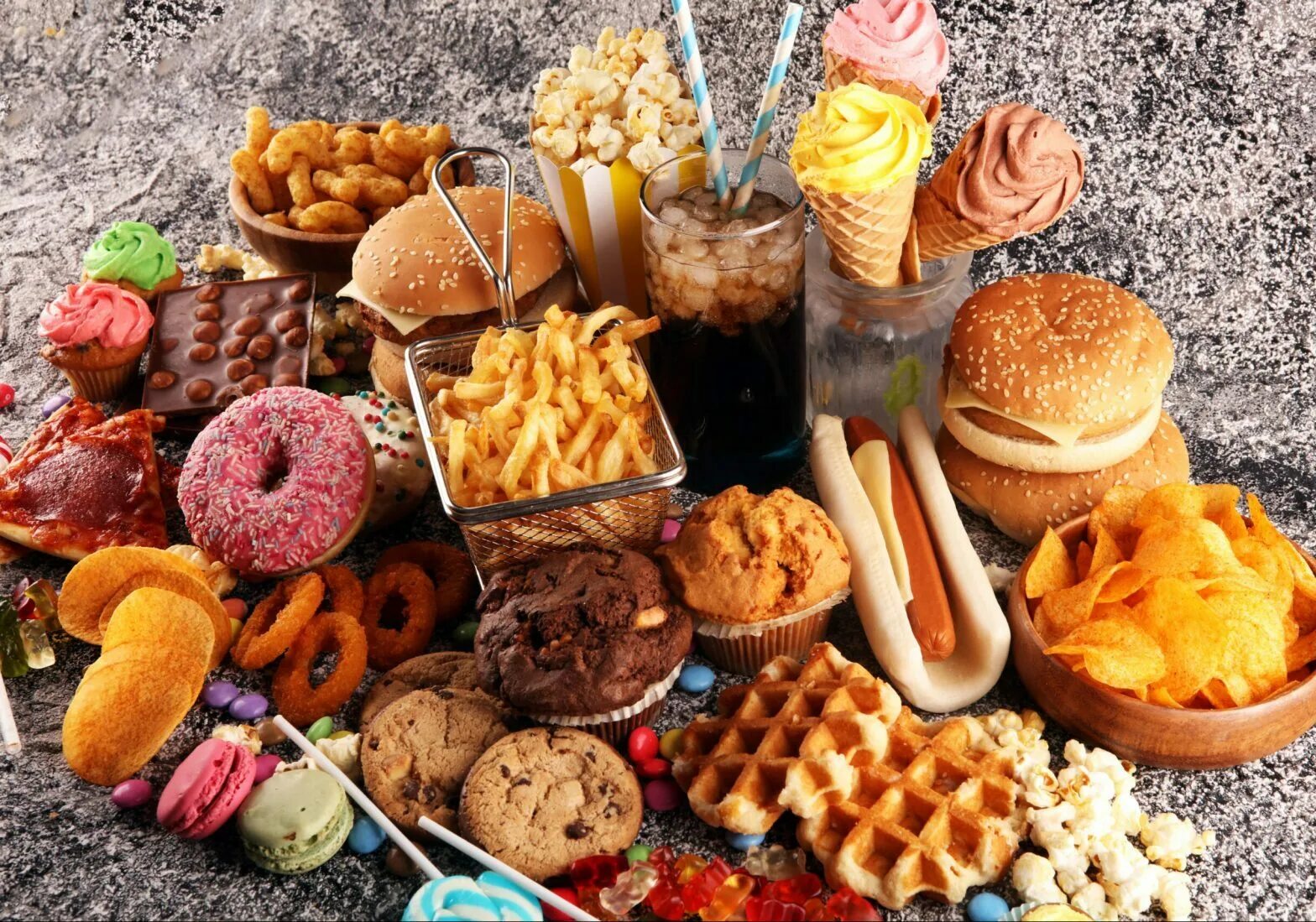 Куча бургеров. Почему так популярна нездоровая пища?. Нездоровая пища. Вкусная вредная еда. Как сделать много еды.