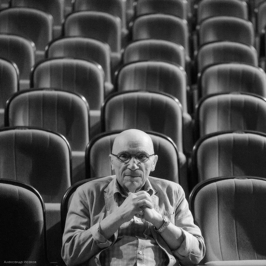 Доходное место островский спектакль. Доходное место 1967 миронов. Режиссура театра. Спектакль вконтакте братский драматический театр. Театр драмы саратов кроткая.