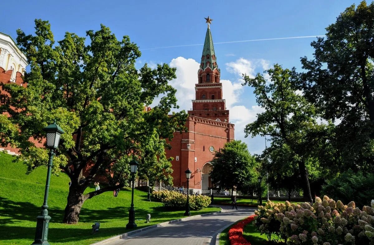 Боровицкий холм год. Боровицкая башня Московского Кремля. Боровицкая (Предтеченская) башня. Москва Кремль Боровицкая башня. Александровский сад Боровицкая башня.