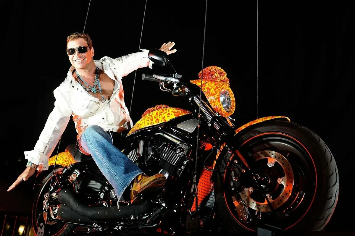 Поет байков. Harley davidson cosmic starship. Ducati diavel фото с водителем. Поет байков. Поет байков.