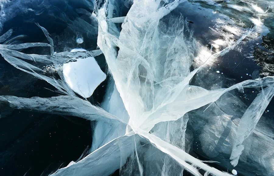 Сонник лед вода. Зимний Байкал. Байкал зимой. Прозрачный лед. Прозрачный лед Байкала.