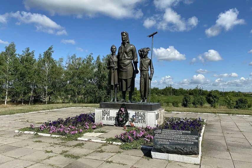 Памятник вдове и матери солдата Белгородская область. Памятник вдове и матери солдата Губкин. Памятник вдове и матери солдата в с Бобровы дворы. Памятник Губкину в Губкине. Памятник вдовам