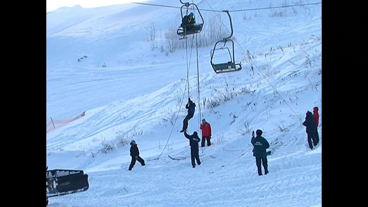 Подъемник сошел с ума. Авария в гудаури на канатной дороге 2018. Шахта лифта. Подъемник сошел с ума. Гудаури горнолыжный курорт авария на подъемнике.