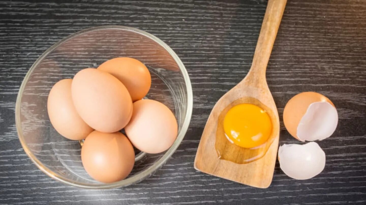 Белок в вареном яйце. Тёмный желток в курином яйце. Яйца фото. Яичный желток. Яйцо в крутую.