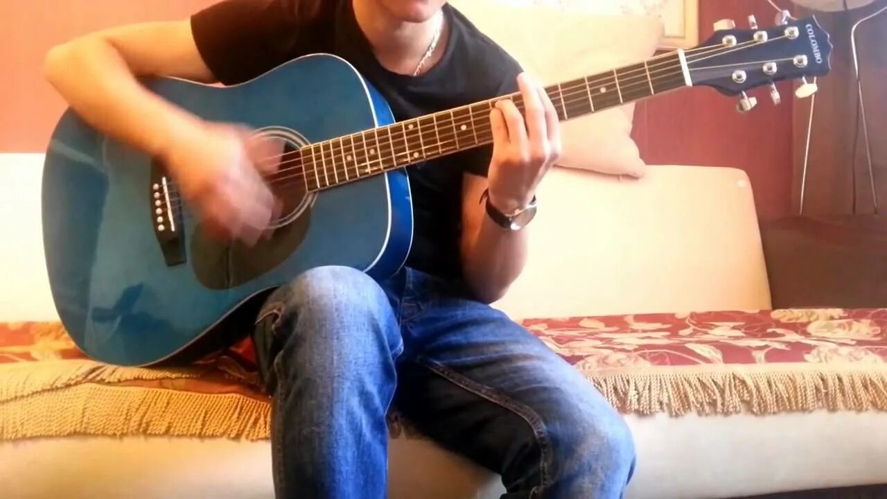 Парень классно поет. Певец с микрофоном. Луис фонси. Парень с гитарой. Красивый парень с гитарой.