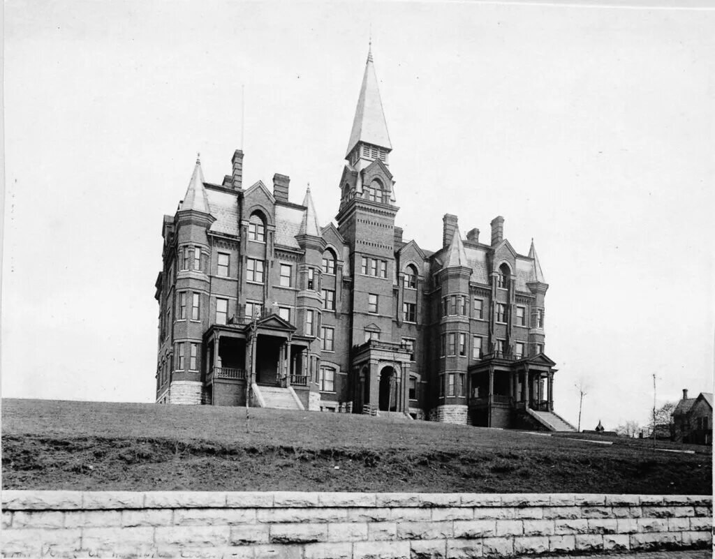 Старина архитектура город Комсомольск. First Tennessee building. Old University entrance. University Grants.