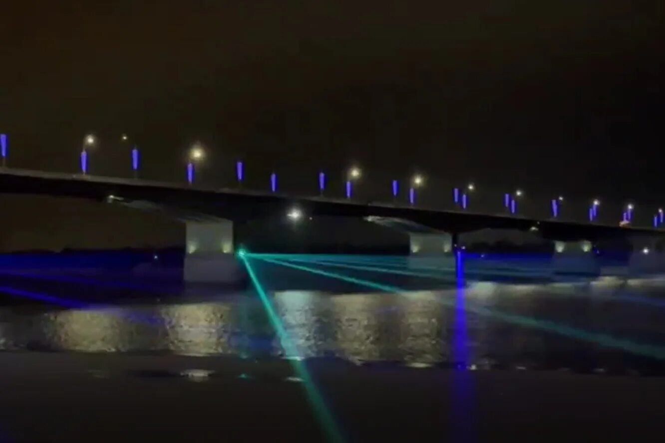 Лазерное шоу пермь коммунальный мост. Лазер про пермь. Лазер про пермь. Лазерный пермь. Лазер про пермь.
