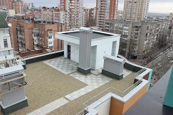 Как называется выход на крышу. Плоские крыши многоэтажных домов. выход на крышу многоэтажного дома. выход на крышу многоэтажки. здания с эксплуатируемой кровлей.