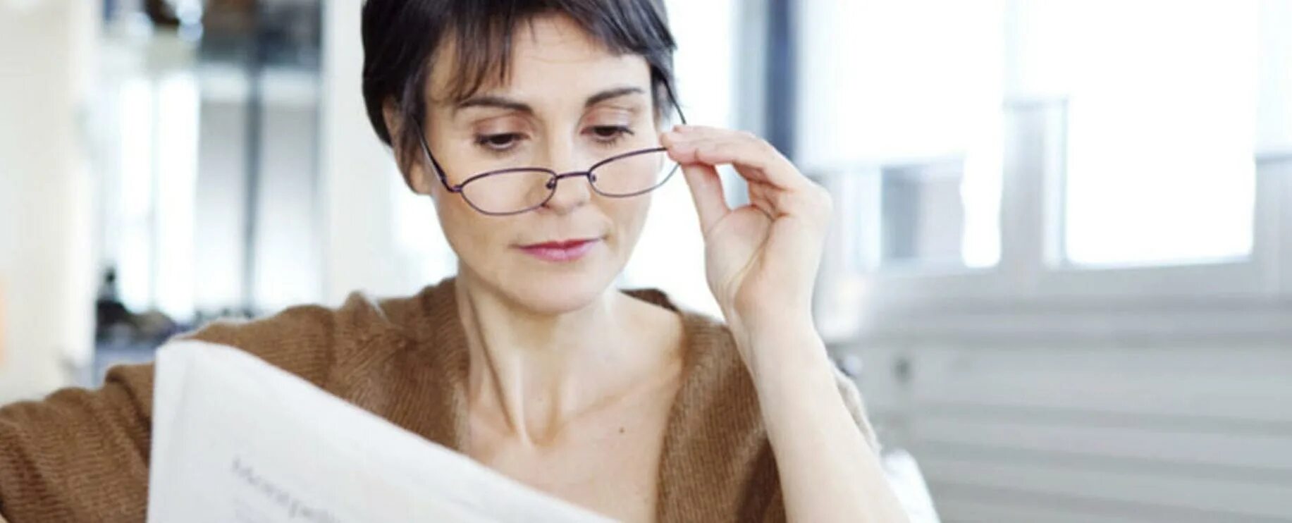 Ухудшение зрения в сумерках. Чтение в очках. Очки для пресбиопии. Ухудшение зрения. Дальнозоркость очки для чтения.