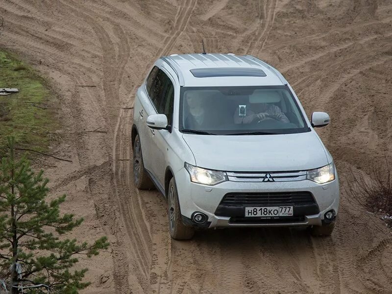 Люк аутлендер. Митсубиси Аутлендер 2014 2015. Mitsubishi Outlander 2014. Митсубиси Аутлендер 3 поколения. Митсубиси Аутлендер 3 поколения 2015г.