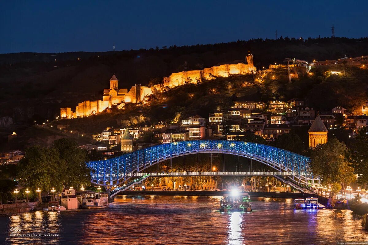 Грузия и мир. Стеклянный мост в Тбилиси.