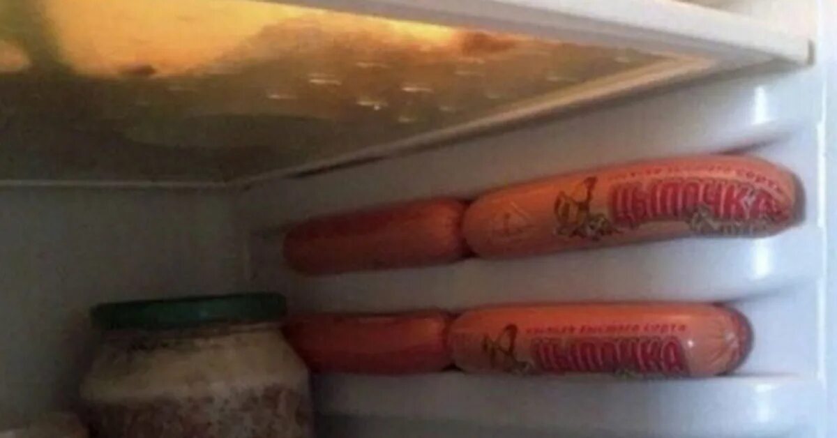 Бумажные сосиски. Холодильник полный сосисок. Полный холодильник продуктов. Сколько хранят сосиски в холодильнике. Сколько хранят сосиски в холодильнике.