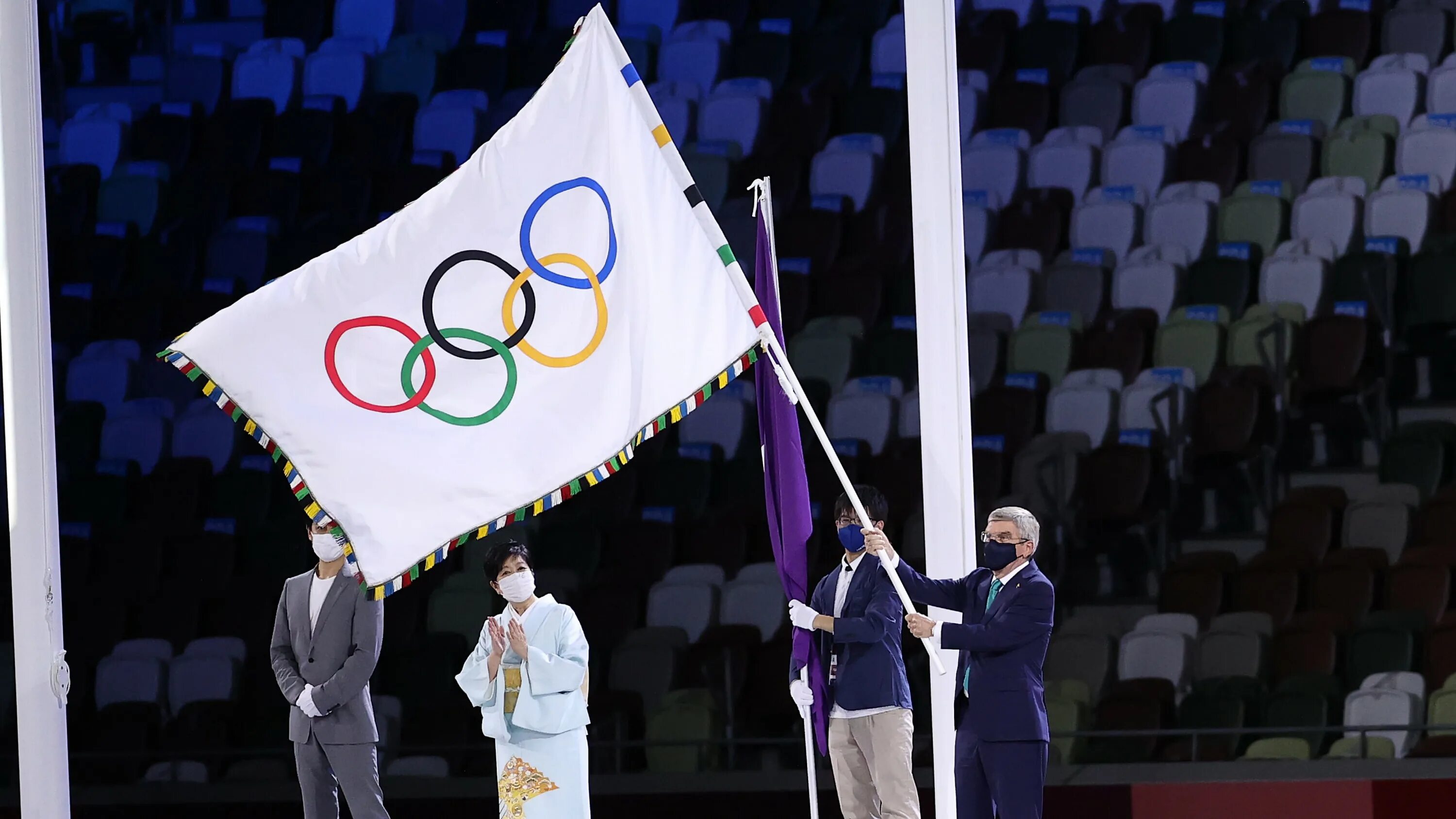 Флаг на церемонии. Передача олимпийского флага. Флаг олимпиады. Олимпийский комитет Франции. Олимпийский флаг фото.
