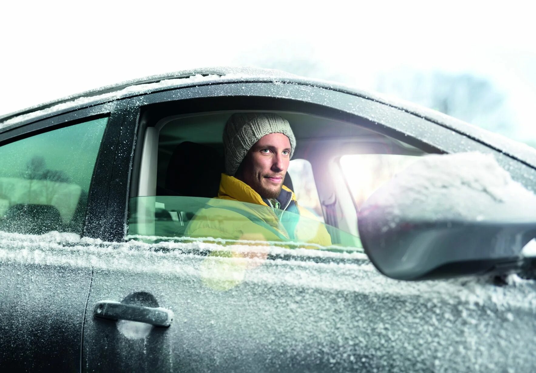 Холод в машине. Запотел салон авто. Почему в авто холодно. Мужик заводит машину. Холодно в машине.